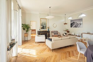 TV, fireplace - Harmonie - Spacious house with pool in Oullins (Oullins-Pierre-Bénite)