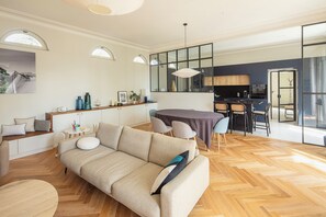 TV, fireplace - Harmonie - Spacious house with pool in Oullins (Oullins-Pierre-Bénite)