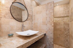 Shower, hair dryer, towels - Le Central - 200 m² apartment in the heart of the city (Lyon)