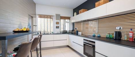 Een koelkast, een microgolfoven, een oven, een kookplaat