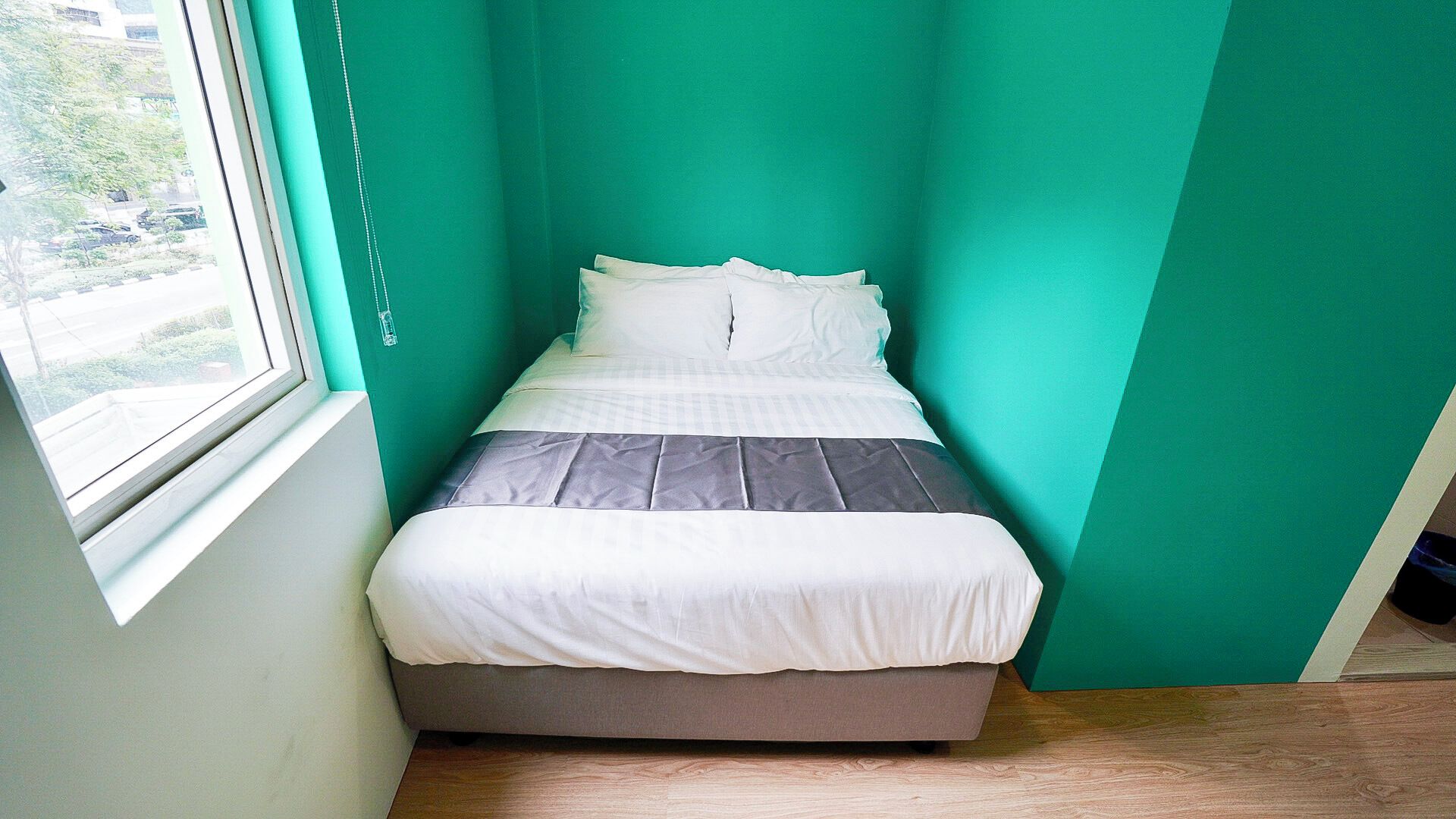 Escritorio, espacio para trabajar con laptop y wifi gratis 