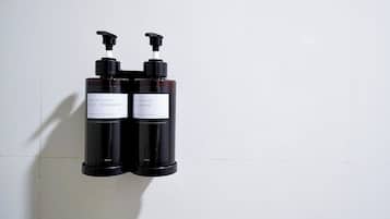 Pancuran mandi, kelengkapan dandanan diri percuma, tuala disediakan