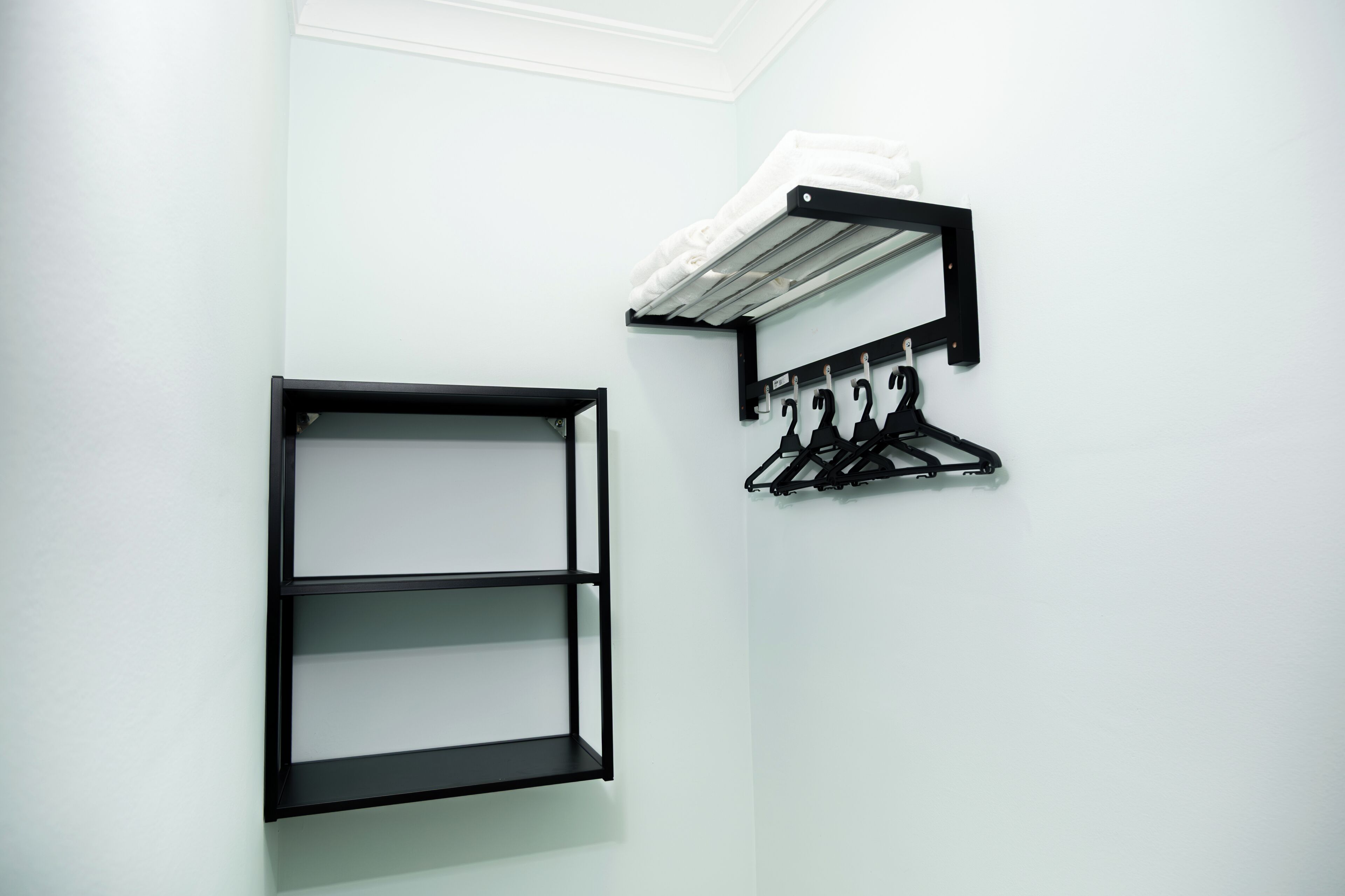 Escritorio, espacio para trabajar con laptop y wifi gratis 