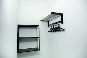 Escritorio, espacio para trabajar con laptop y wifi gratis