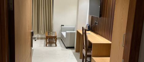 办公桌、笔记本电脑工作区、免费 WiFi