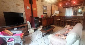 Living area - Farmhouse in  French countryside, long stays only, 1 hour 15 minutes from Paris (chateau landon)