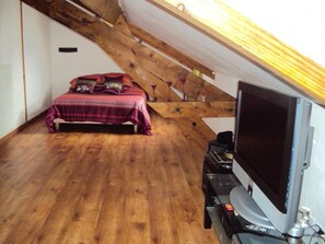 Tabla de planchar con plancha, wifi, ropa de cama