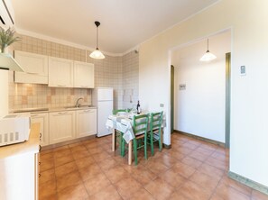 Appartement, 1 slaapkamer, balkon, uitzicht op zwembad | Dineerruimte