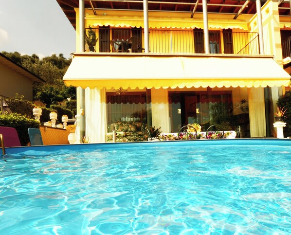 Una piscina con un edificio al fondo.