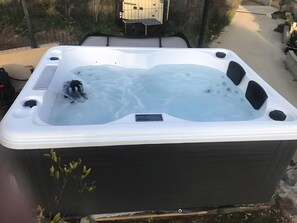 Outdoor spa tub - Apartment 'A Casa Assulanata Cinto' with Mountain View, Wi-Fi, and Air Conditioning (Santa-Reparata-di-Balagna)