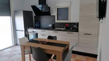 Kylskåp, mikrovågsugn, ugn och spishäll