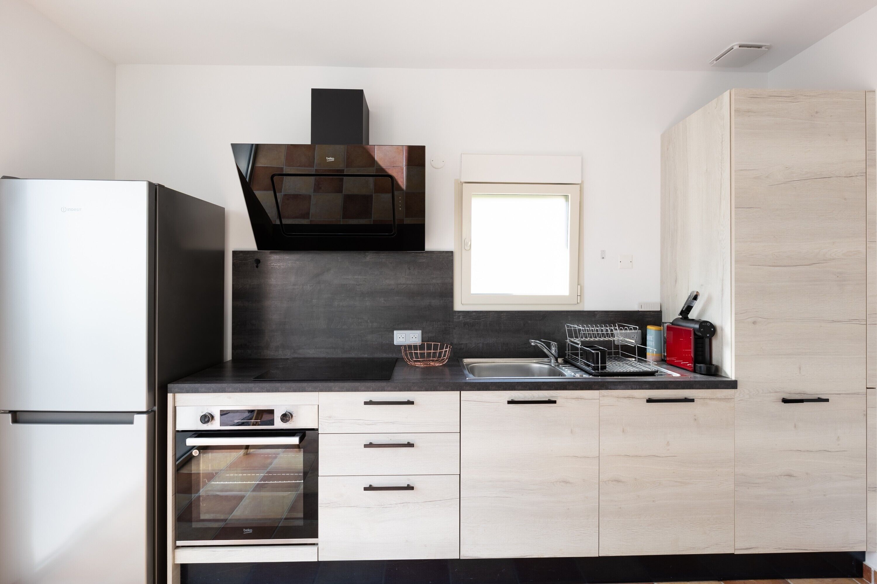 Réfrigérateur, micro-ondes, four, plaque de cuisson