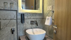 Bathroom - Hotel Vivaan - Walk to Banke Bihari Temple (Vrindavan)