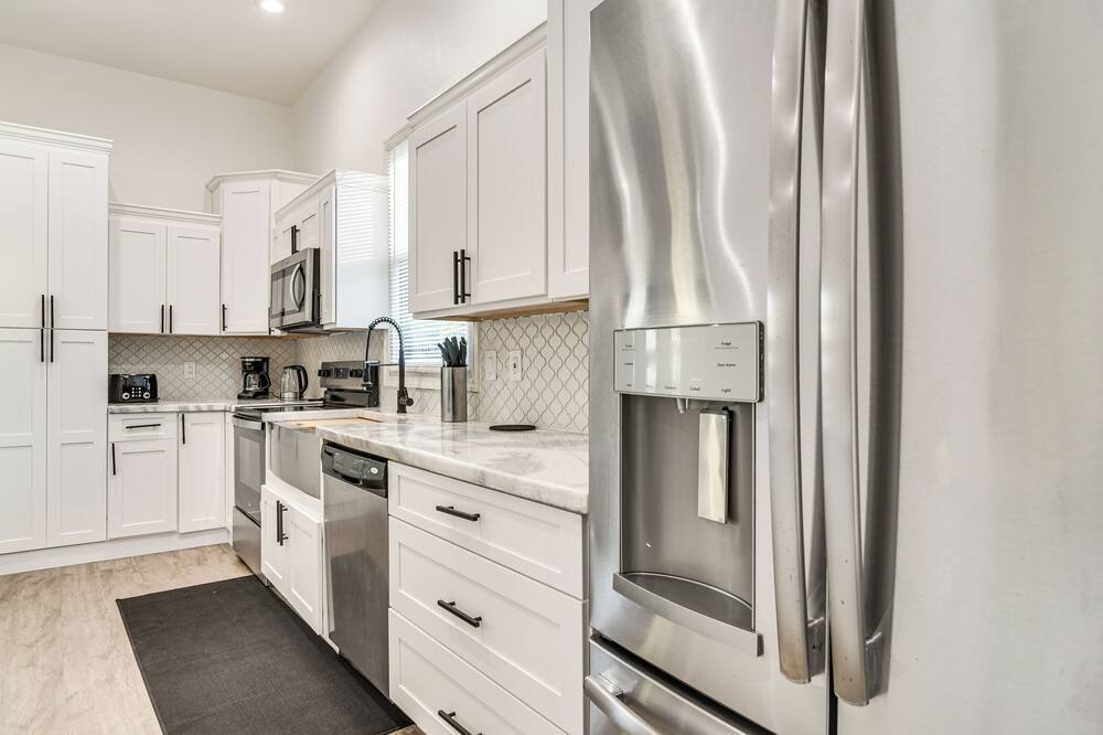 4 Mi to Dtwn St Pete! Pet-friendly Home w/ Yard