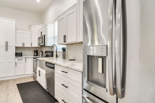 4 Mi to Dtwn St Pete! Pet-friendly Home w/ Yard