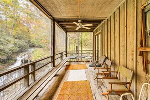 House (3 Bedrooms) | Interior - Relax Creekside: Forest-view Gem in Marietta! (Marietta)