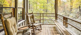 Relax Creekside: Forest-view Gem in Marietta!