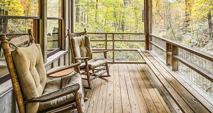Relax Creekside: Forest-view Gem in Marietta!