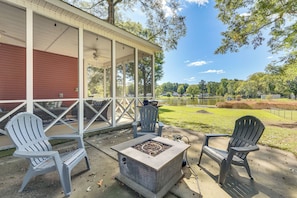 Interior - Lakeside Cedar Pines Bungalow 5 Mi to Main St! (Lancaster)