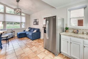 Interior - Lakeside Cedar Pines Bungalow 5 Mi to Main St! (Lancaster)