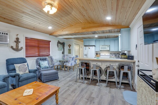 1 Mi To Festivals! Grand Isle Getaway W/ Deck - Grand Isle, LA