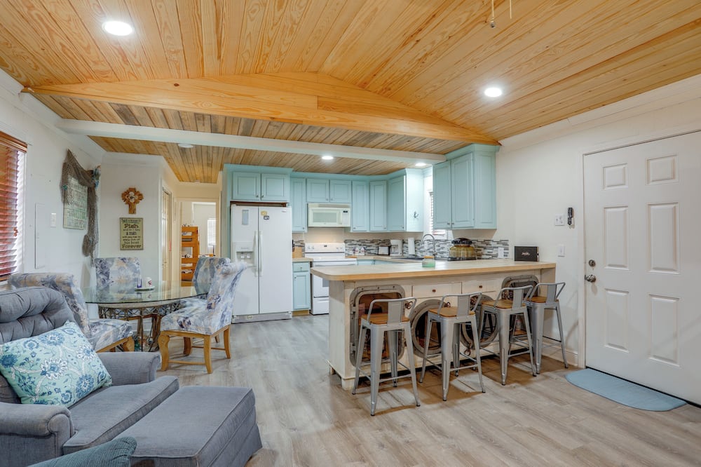 1 Mi to Festivals! Grand Isle Getaway w/ Deck - Grand Isle, LA