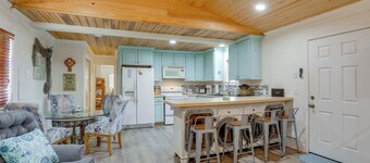 1 Mi to Festivals! Grand Isle Getaway w/ Deck