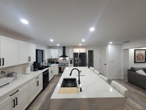 Private kitchen - ELEVATED 14 FEET!!! Spacious 4-bedroom house in amazing North Fort Myers with AC (North Fort Myers)