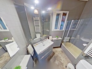 Shower, free toiletries, towels, soap - PREMIUM HABITAT LES VIL·LES (Arenys de Mar)