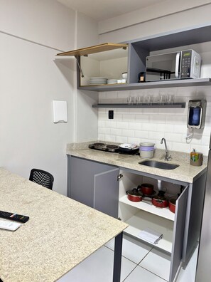 Full-size fridge, microwave, toaster, cookware/dishes/utensils - City Stay (Natal)