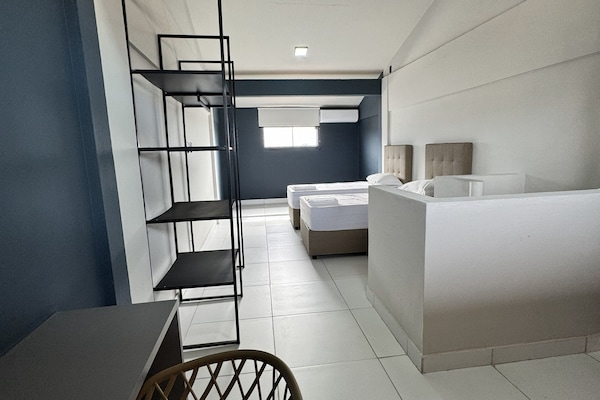 Bureau, espace de travail pour ordinateur portable, rideaux occultants