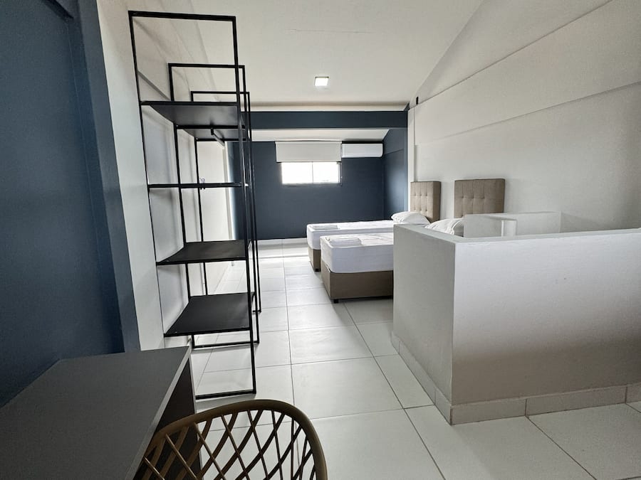 Meja, ruang kerja komputer riba, langsir/tirai gelap terus