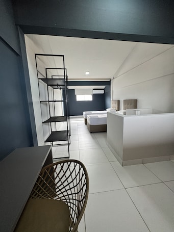 Escritorio, espacio para trabajar con laptop y cortinas blackout . City Stay