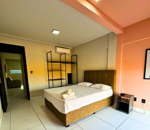 Escritorio, espacio para trabajar con laptop y cortinas blackout 