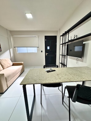 Studio tiện nghi đơn giản, được phép mang theo vật nuôi, quang cảnh thành phố | Khu phòng khách