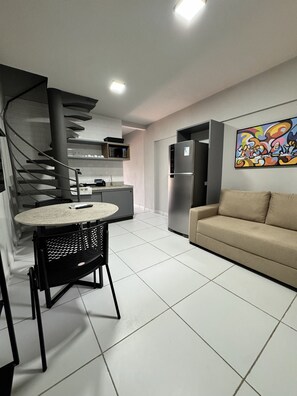 办公桌、笔记本电脑工作区、遮光窗帘、熨斗/熨板