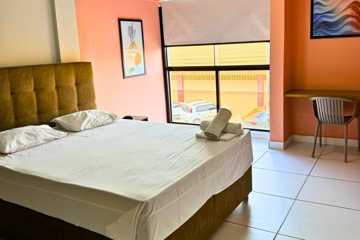 Escritorio, espacio para trabajar con laptop y cortinas blackout