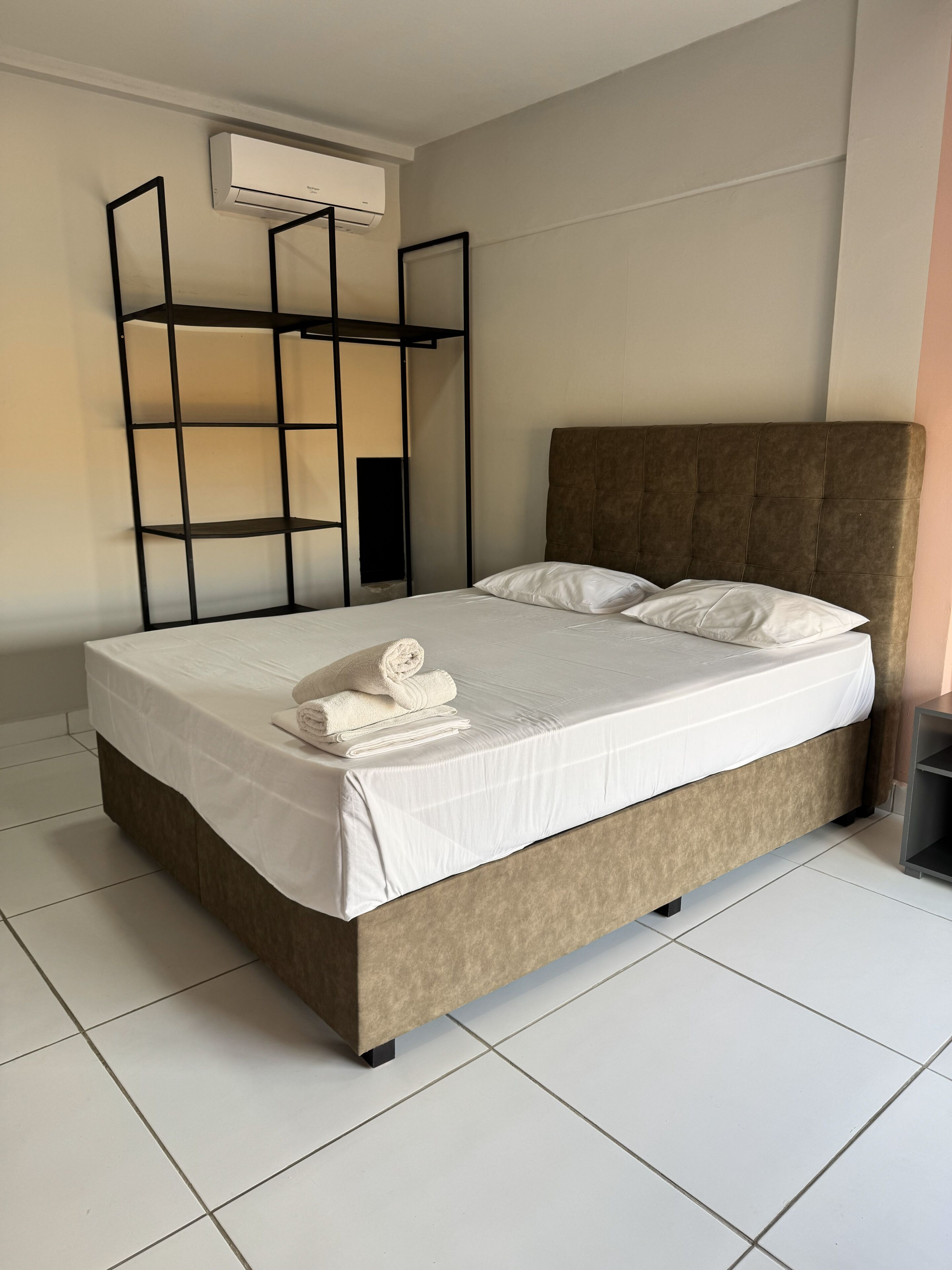 舒適開放式客房, 可攜帶寵物, 城市景 | 書桌、手提電腦工作空間、遮光窗簾/窗簾、熨斗/熨衫板