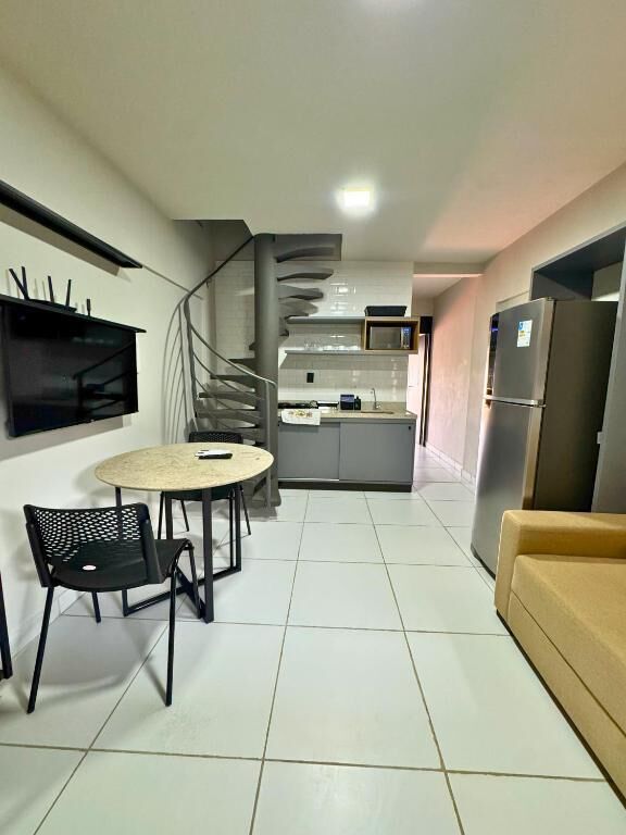 Refrigerador con freezer, microondas, tostadora, utensilios de cocina