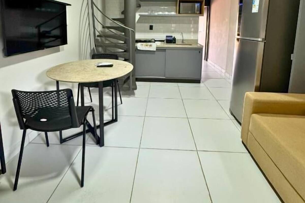 Refrigerador con freezer, microondas, tostadora, utensilios de cocina