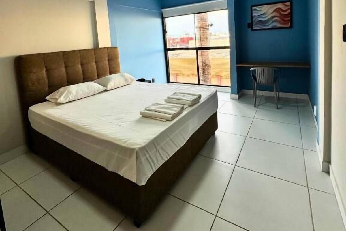 Escritorio, espacio para trabajar con laptop y cortinas blackout