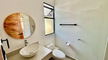 Douche, serviettes fournies, savon, shampoing