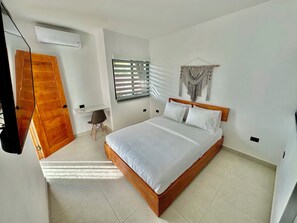 5 bedrooms, desk, iron/ironing board, travel crib