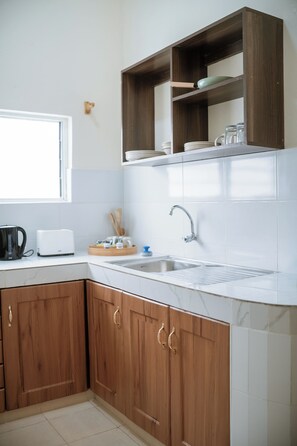 Lemari es kecil dan peralatan masak/sendok-piring