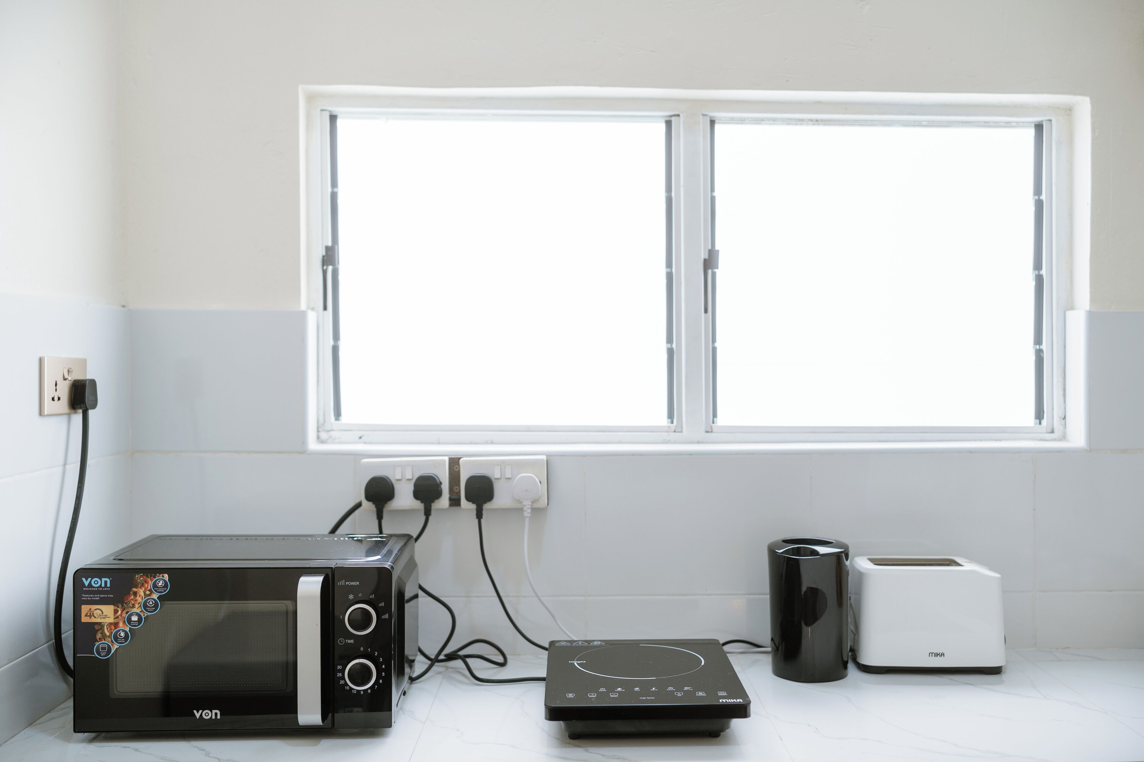 Mini réfrigérateur, batterie de cuisine, vaisselle et ustensiles