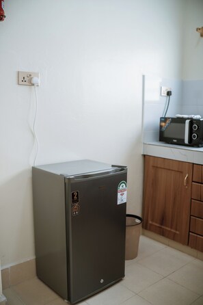 Lemari es kecil dan peralatan masak/sendok-piring