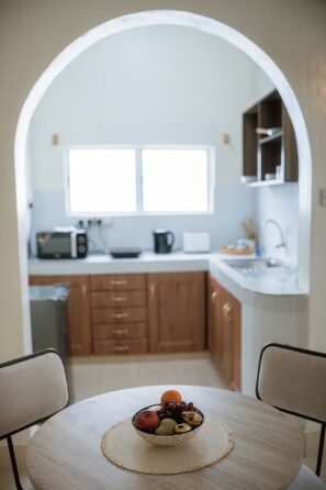 Lemari es kecil dan peralatan masak/sendok-piring