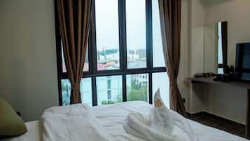 Habitación doble Deluxe, vista a la ciudad | Caja de seguridad en la habitación y escritorio