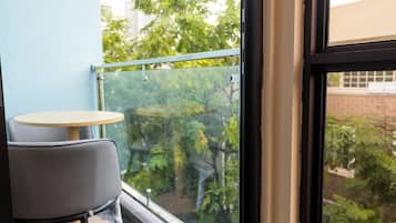 Habitación con 1 cama matrimonial o 2 individuales, vista a la ciudad | Caja de seguridad en la habitación y escritorio