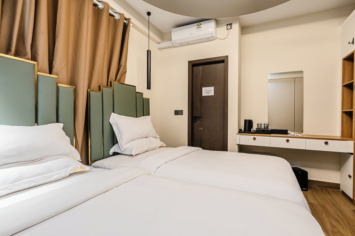 Habitación con 1 cama matrimonial o 2 individuales, vista a la ciudad | Sábanas de algodón egipcio y ropa de cama de alta calidad 